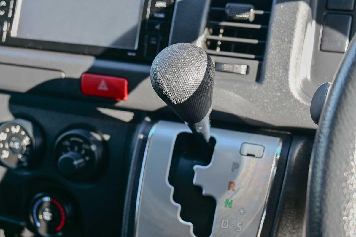 2018 Toyota Hiace Commuter TRH223R ELWB