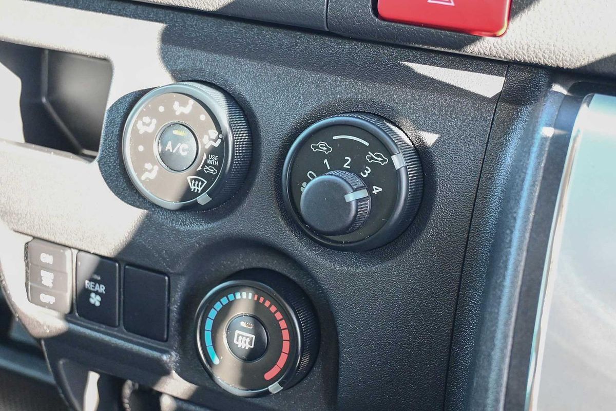 2018 Toyota Hiace Commuter TRH223R ELWB