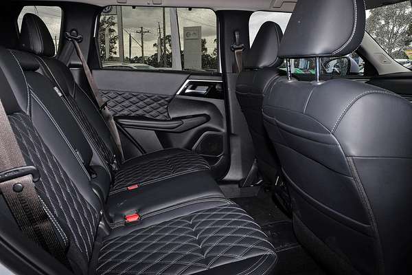2025 Mitsubishi Outlander PHEV Exceed ZM