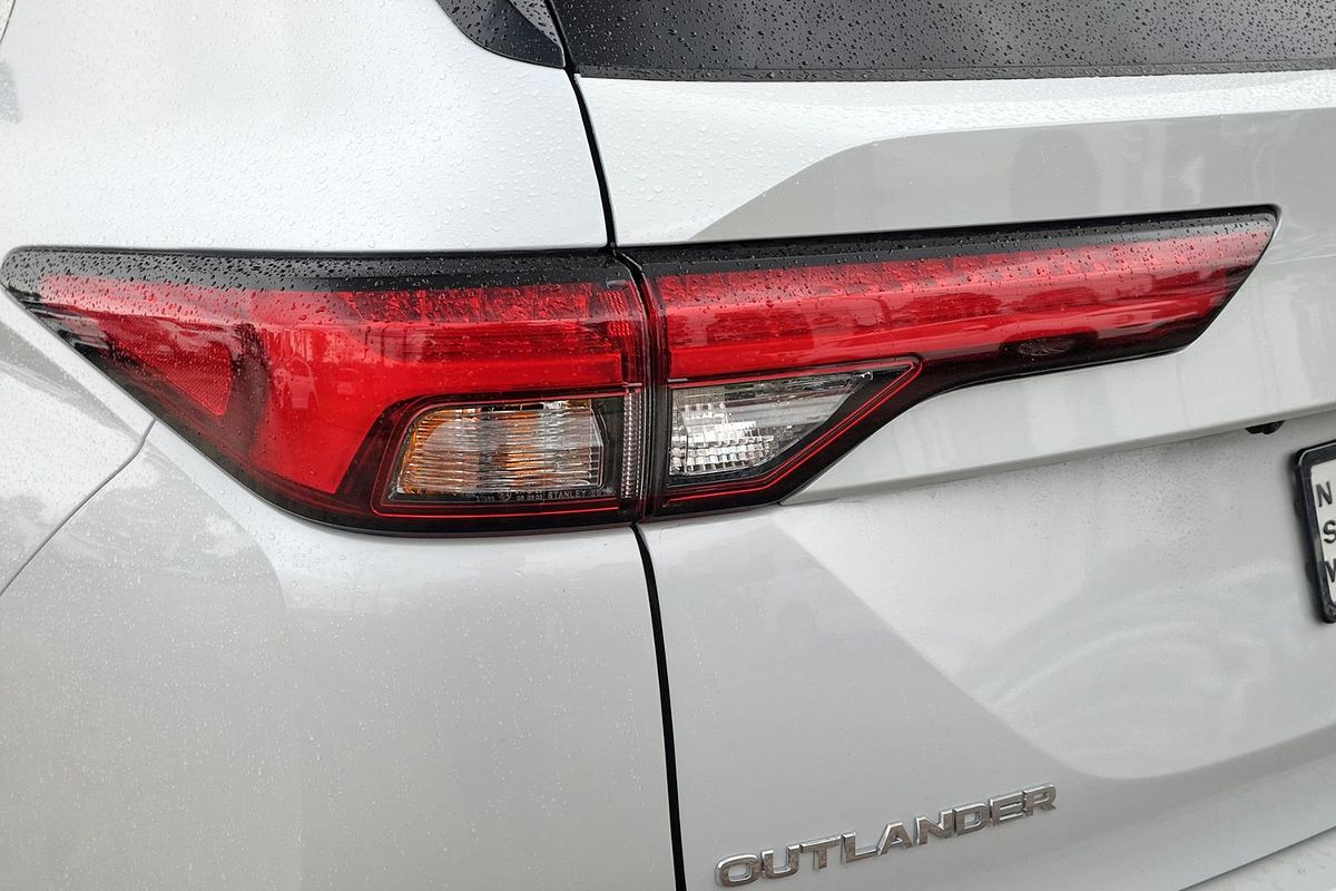 2025 Mitsubishi Outlander PHEV Exceed ZM