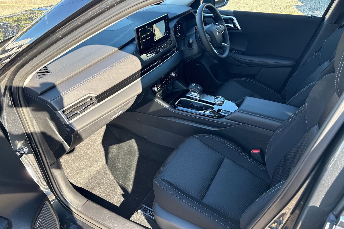 2025 Mitsubishi Outlander LS ZM