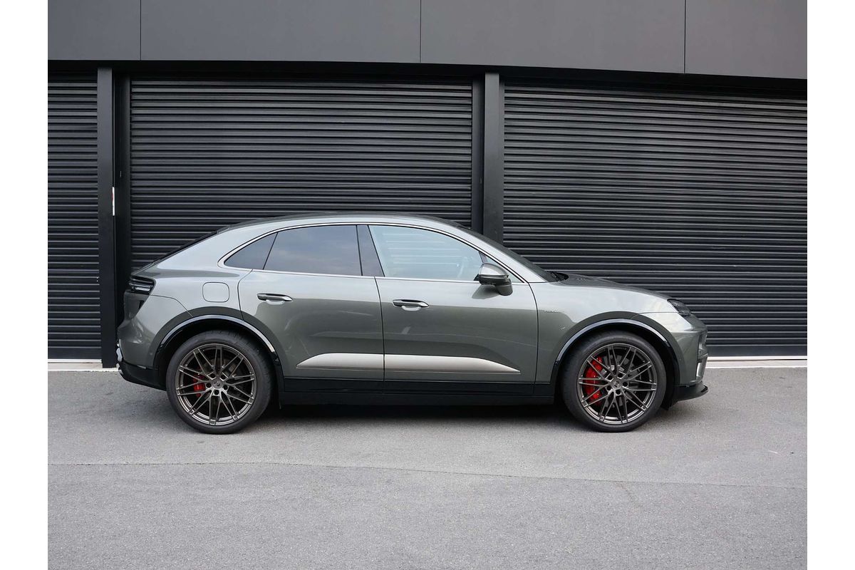 2024 Porsche Macan Turbo XAB