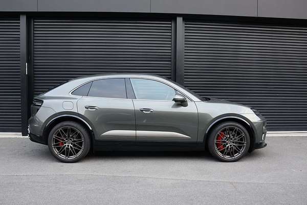 2024 Porsche Macan Turbo XAB