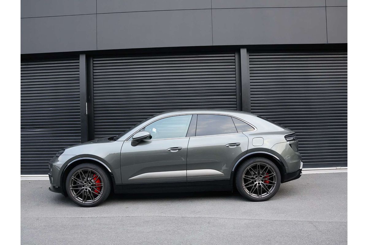 2024 Porsche Macan Turbo XAB