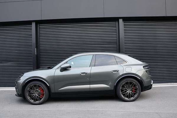 2024 Porsche Macan Turbo XAB