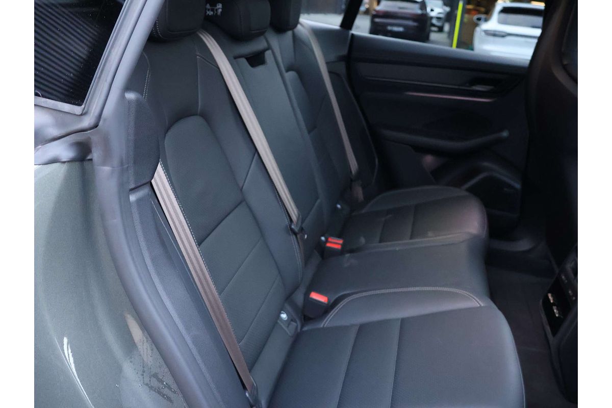 2024 Porsche Macan Turbo XAB