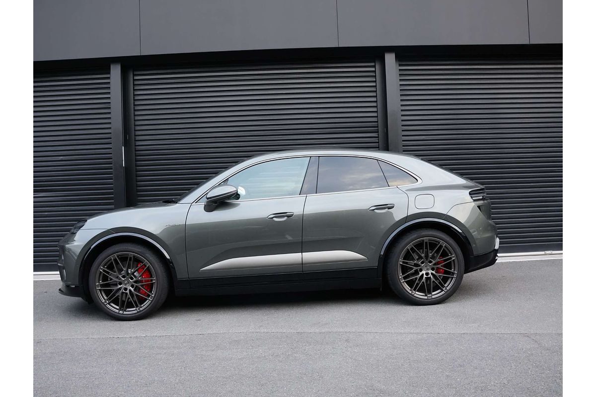 2024 Porsche Macan Turbo XAB