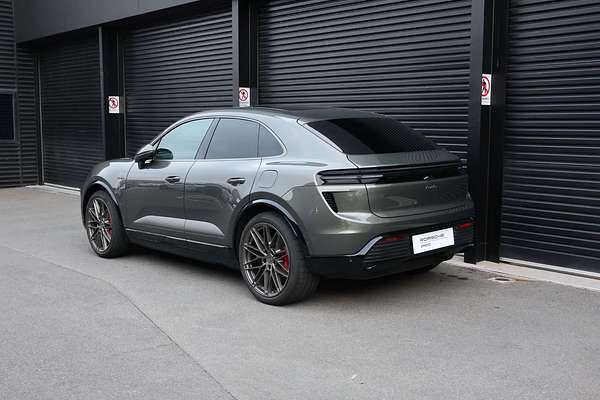 2024 Porsche Macan Turbo XAB