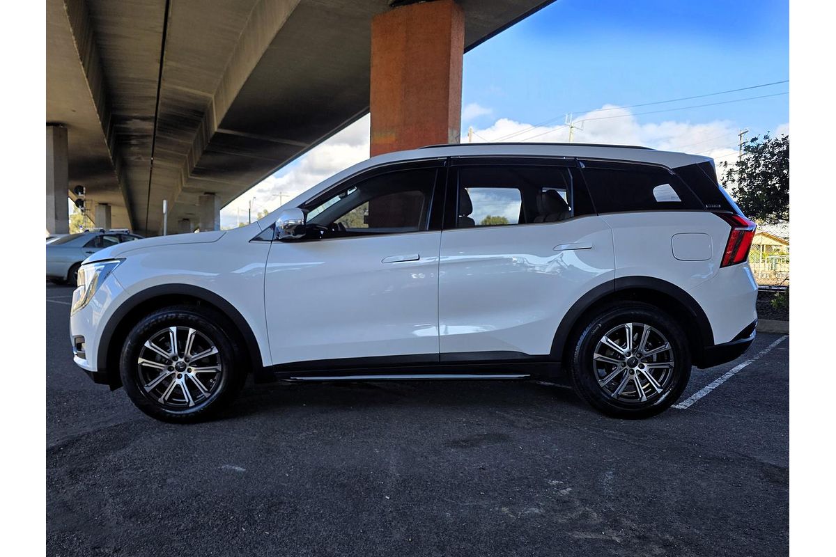 2023 Mahindra XUV700 AX7L