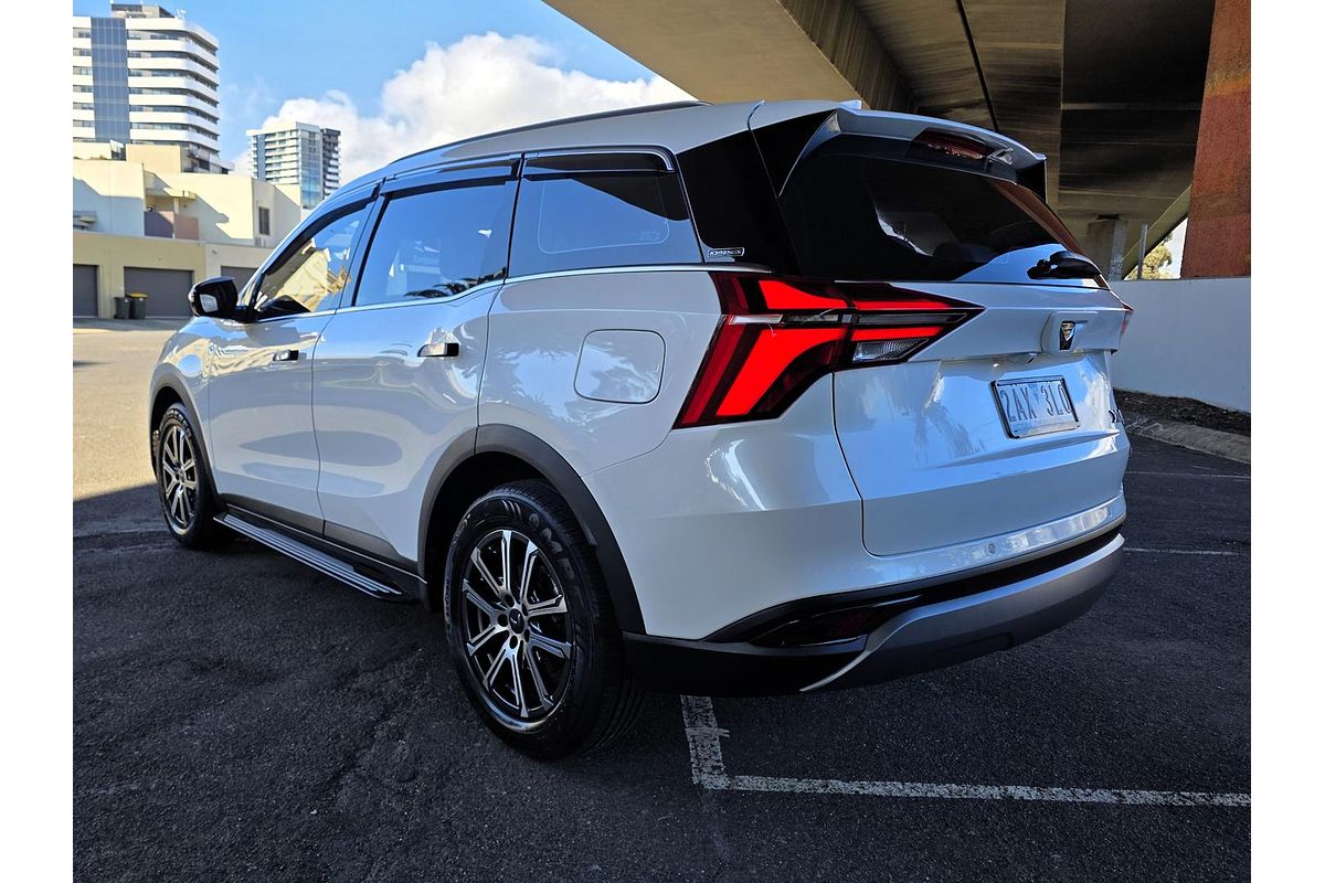 2023 Mahindra XUV700 AX7L