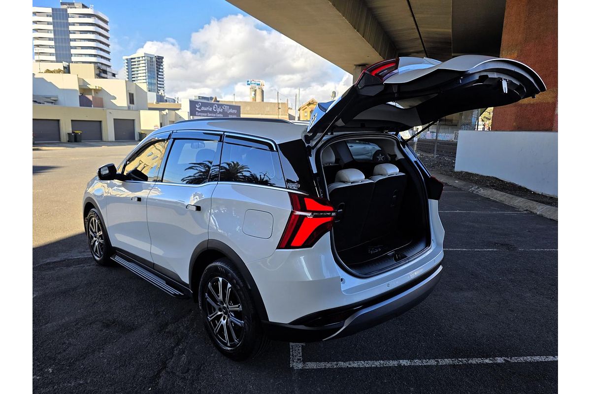 2023 Mahindra XUV700 AX7L