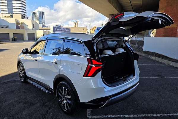 2023 Mahindra XUV700 AX7L