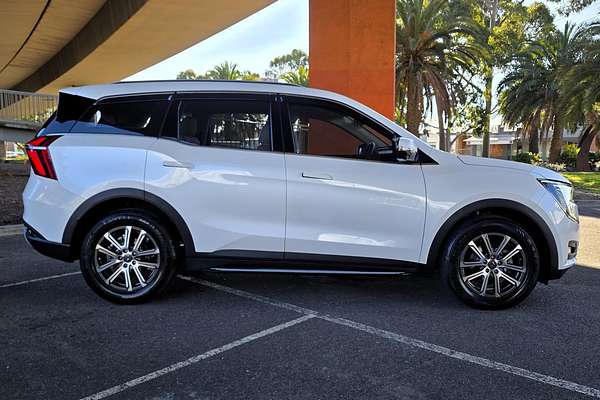 2023 Mahindra XUV700 AX7L