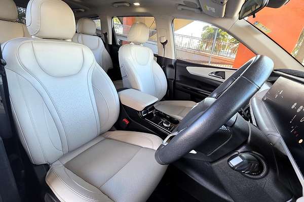 2023 Mahindra XUV700 AX7L