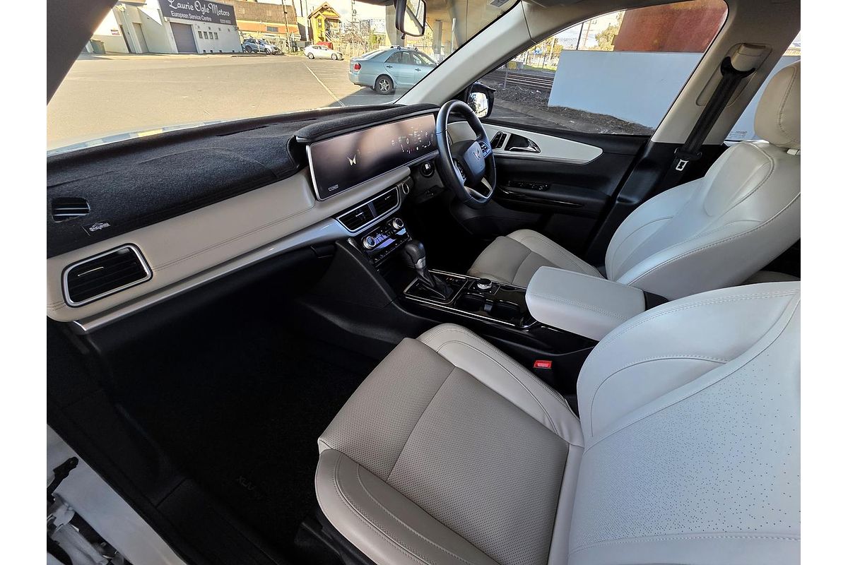 2023 Mahindra XUV700 AX7L