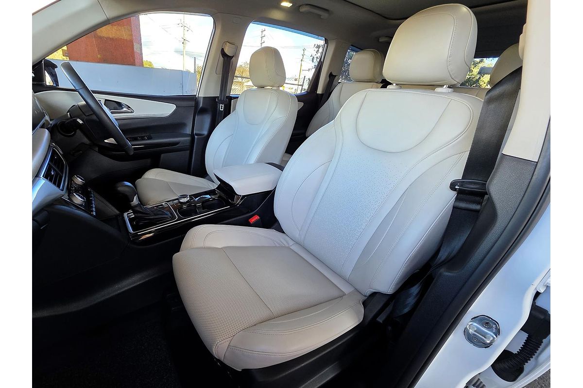 2023 Mahindra XUV700 AX7L