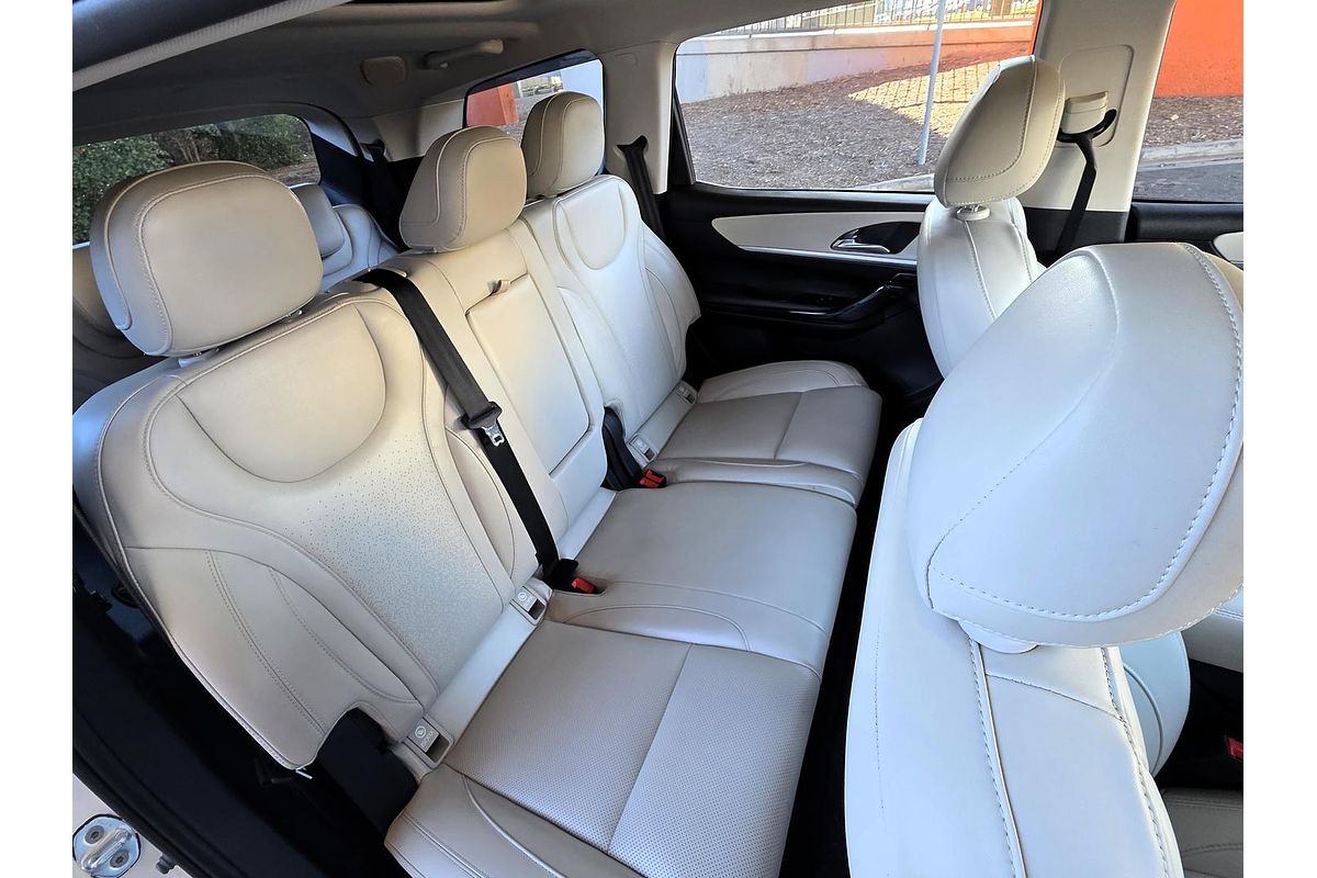 2023 Mahindra XUV700 AX7L