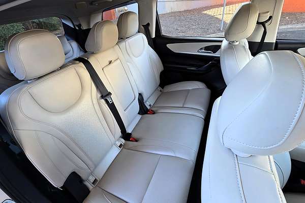 2023 Mahindra XUV700 AX7L