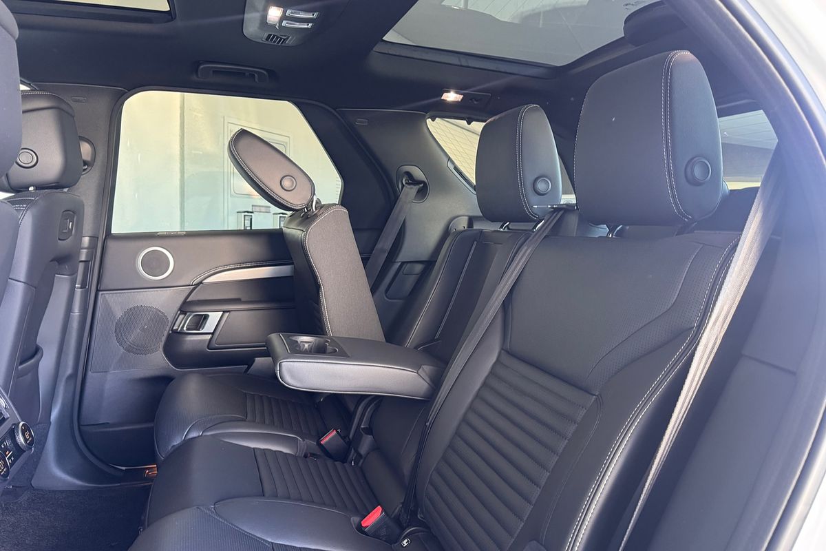 2025 Land Rover Discovery D350 Dynamic SE Series 5