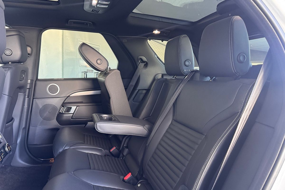 2025 Land Rover Discovery D350 Dynamic SE Series 5