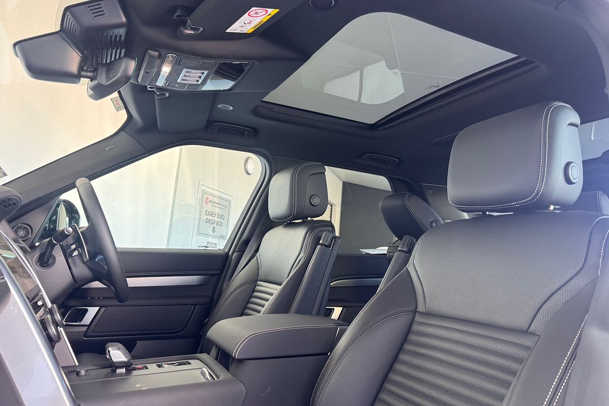 2025 Land Rover Discovery D350 Dynamic SE Series 5