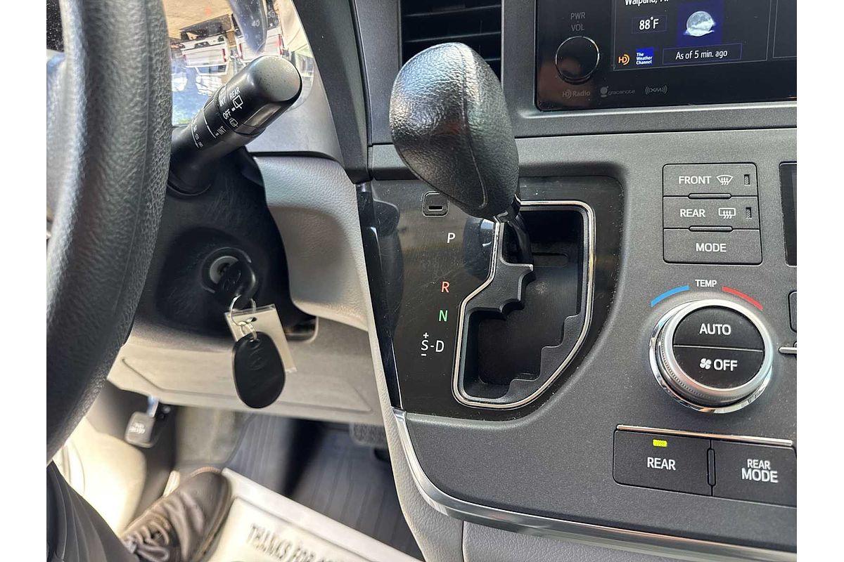 2016 Toyota SIENNA LE