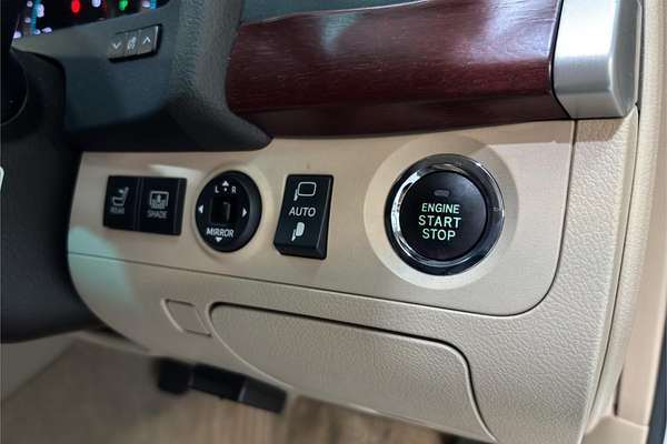 2012 Toyota Crown Majesta I-four 4WD