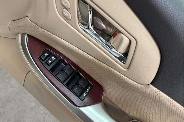 2012 Toyota Crown Majesta I-four 4WD