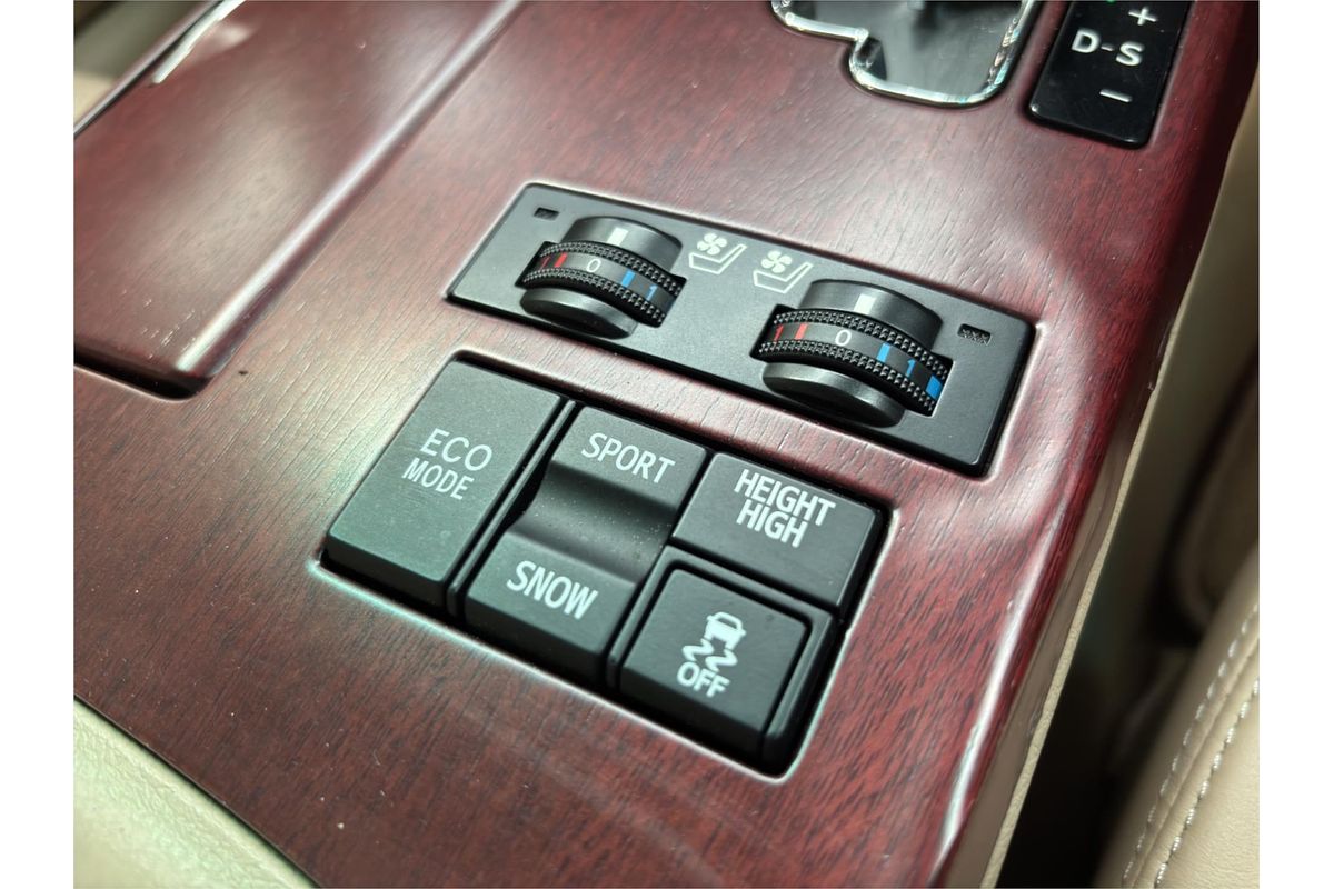 2012 Toyota Crown Majesta I-four 4WD