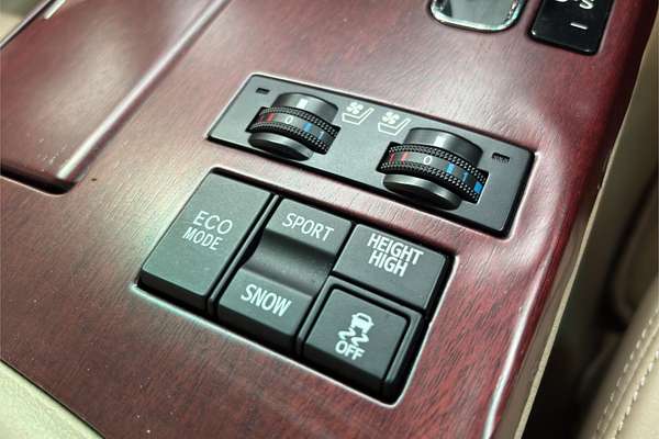 2012 Toyota Crown Majesta I-four 4WD