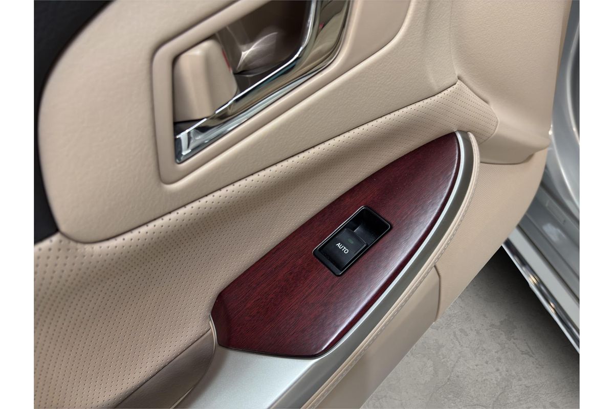 2012 Toyota Crown Majesta I-four 4WD