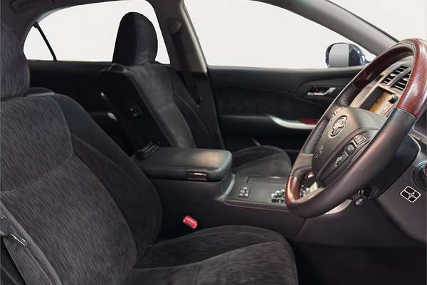 2010 Toyota Crown Majesta URS206