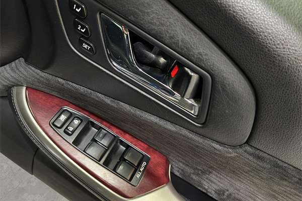 2010 Toyota Crown Majesta URS206