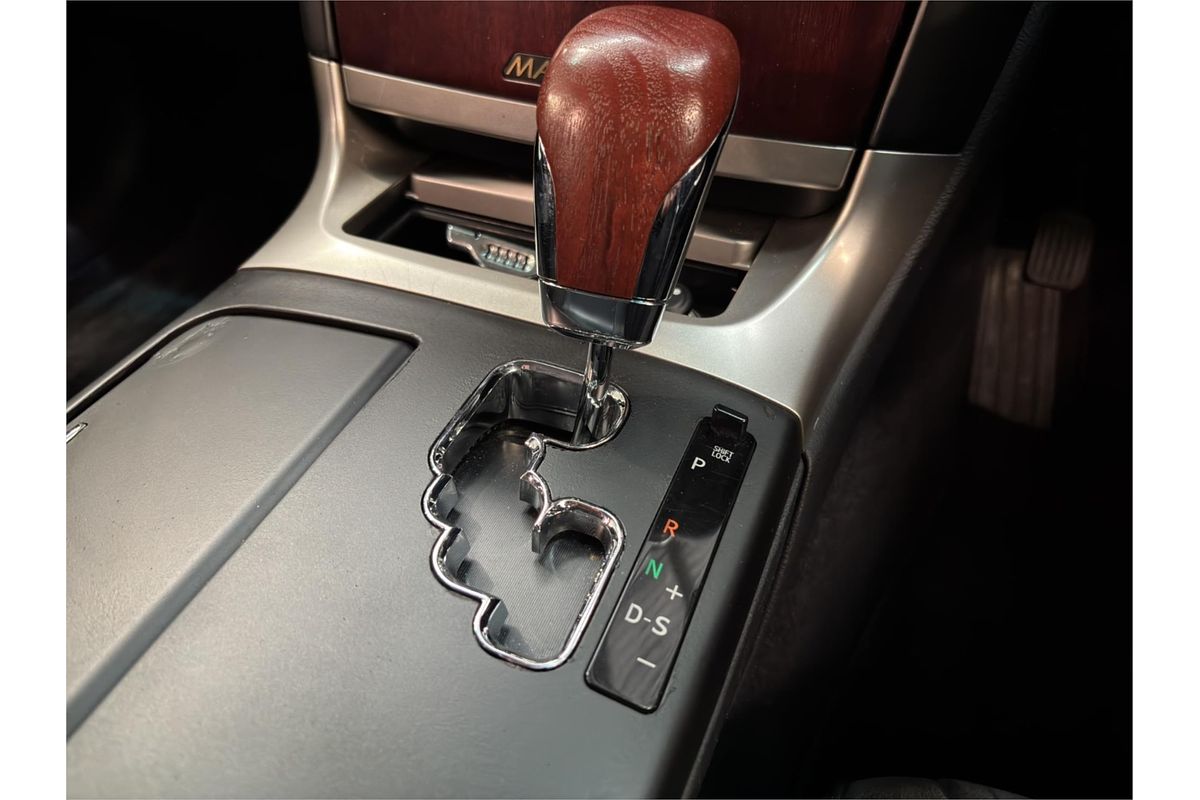 2010 Toyota Crown Majesta URS206