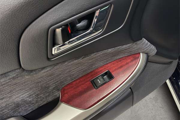 2010 Toyota Crown Majesta URS206