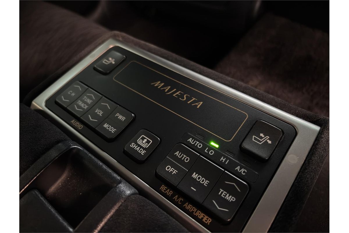 2010 Toyota Crown Majesta URS206