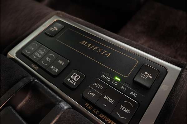 2010 Toyota Crown Majesta URS206