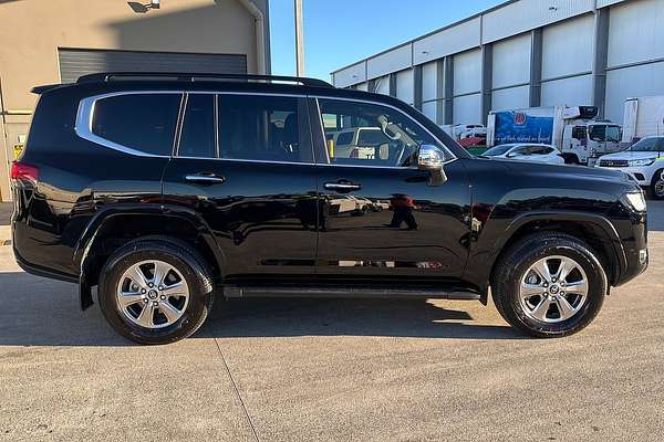 2024 Toyota Landcruiser Sahara FJA300R