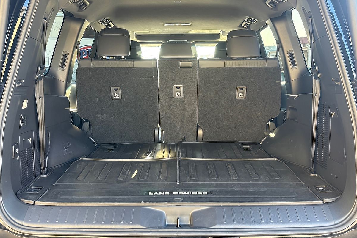 2024 Toyota Landcruiser Sahara FJA300R