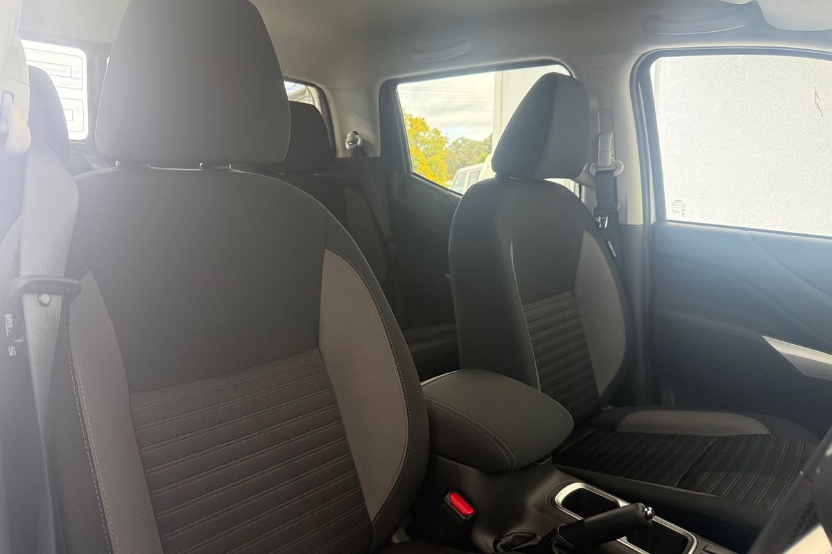 2025 Nissan Navara ST D23 4X4