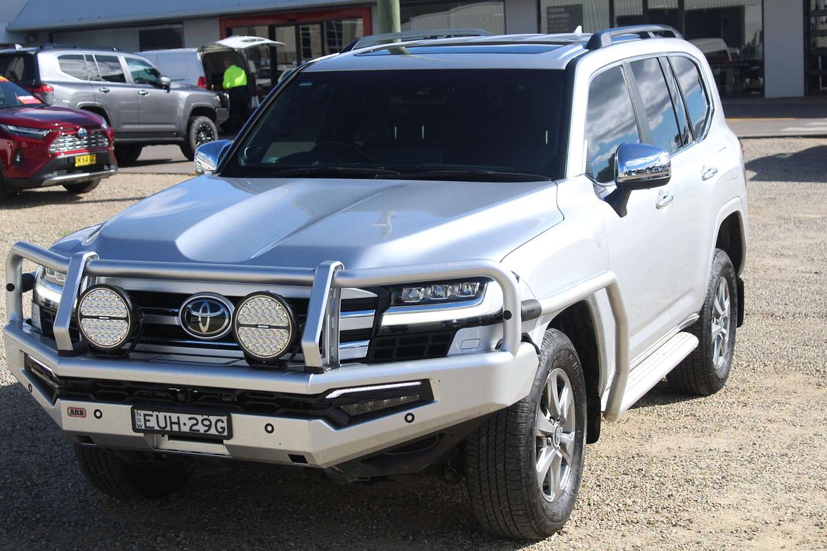 2022 Toyota Landcruiser Sahara FJA300R