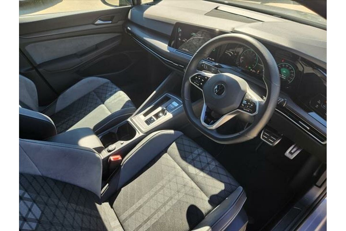 2022 Volkswagen Golf 110TSI R-Line 8