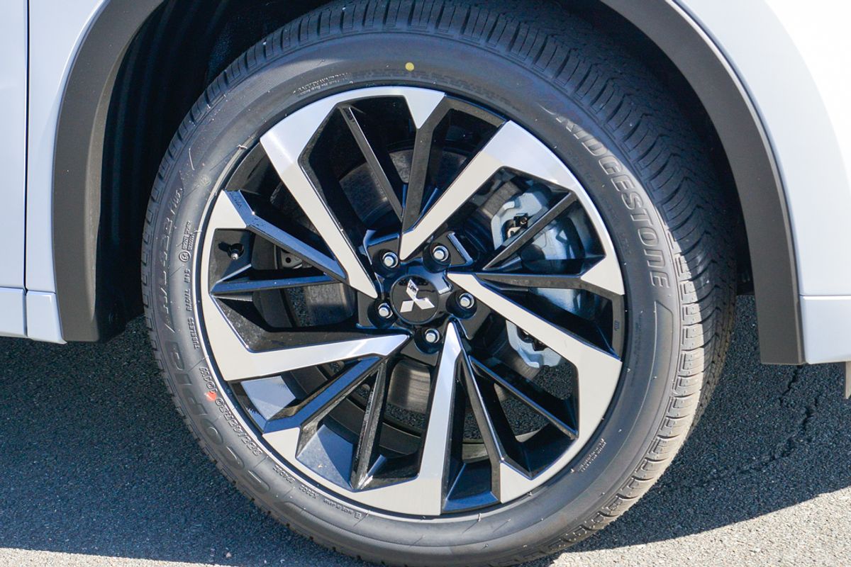 2025 Mitsubishi Outlander PHEV Exceed ZM