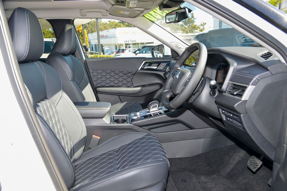 2025 Mitsubishi Outlander PHEV Exceed ZM