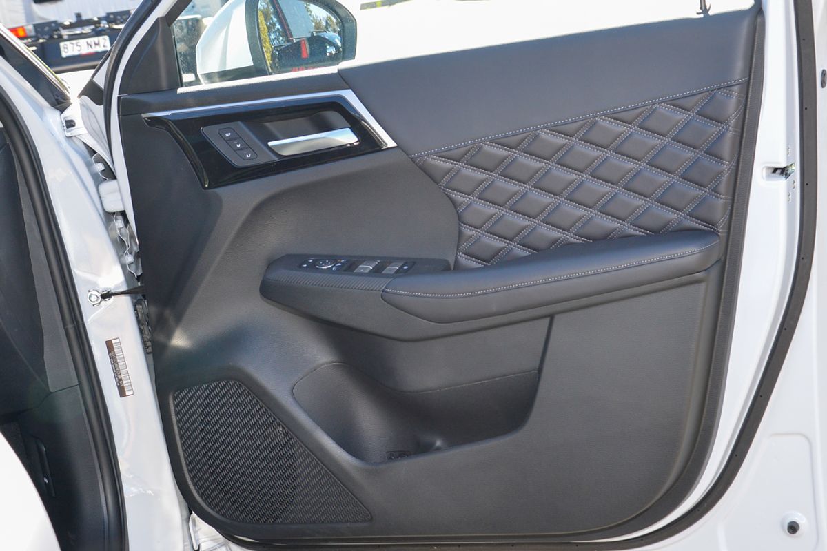 2025 Mitsubishi Outlander PHEV Exceed ZM