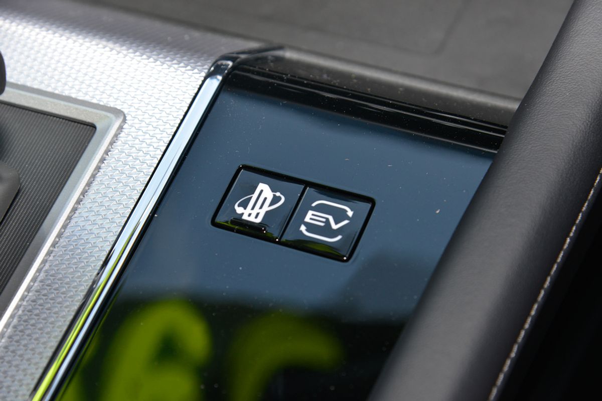 2025 Mitsubishi Outlander PHEV Exceed ZM