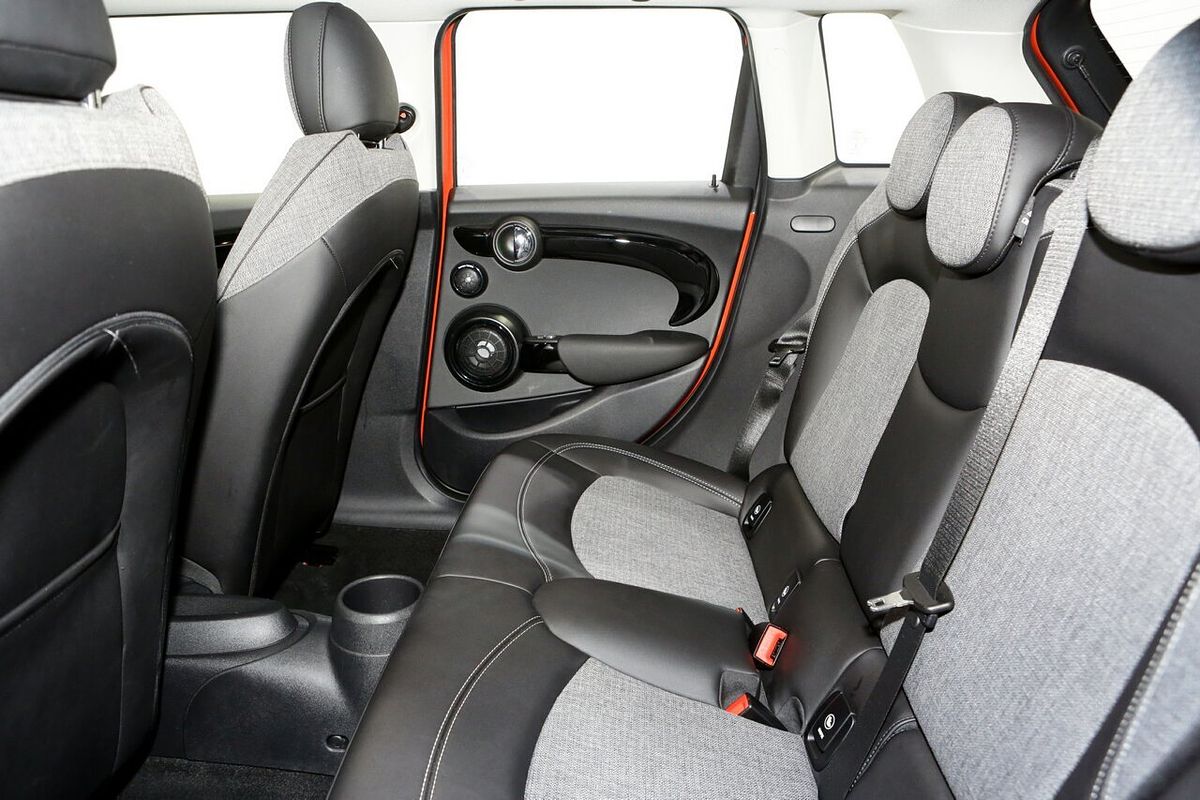 2021 MINI Hatch Cooper Signature F55 LCI