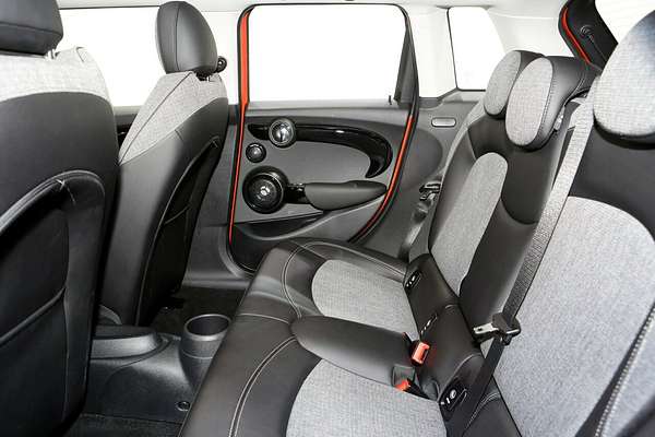 2021 MINI Hatch Cooper Signature F55 LCI