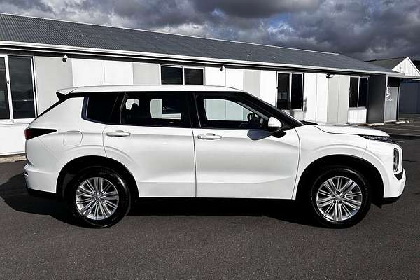 2023 Mitsubishi Outlander ES ZM