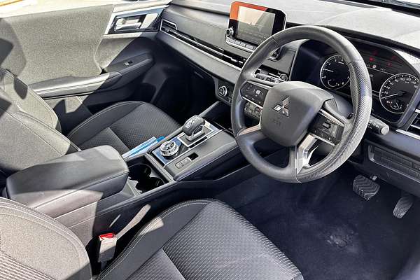 2023 Mitsubishi Outlander ES ZM